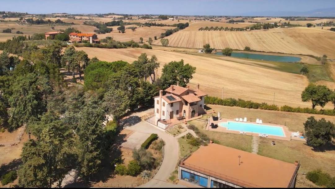 Rustic villa for sale in Umbria, Castiglione del Lago, Perugia. Villa for sale with swimming pool, 5 bedrooms, 5 bathrooms, garden, panoramic position