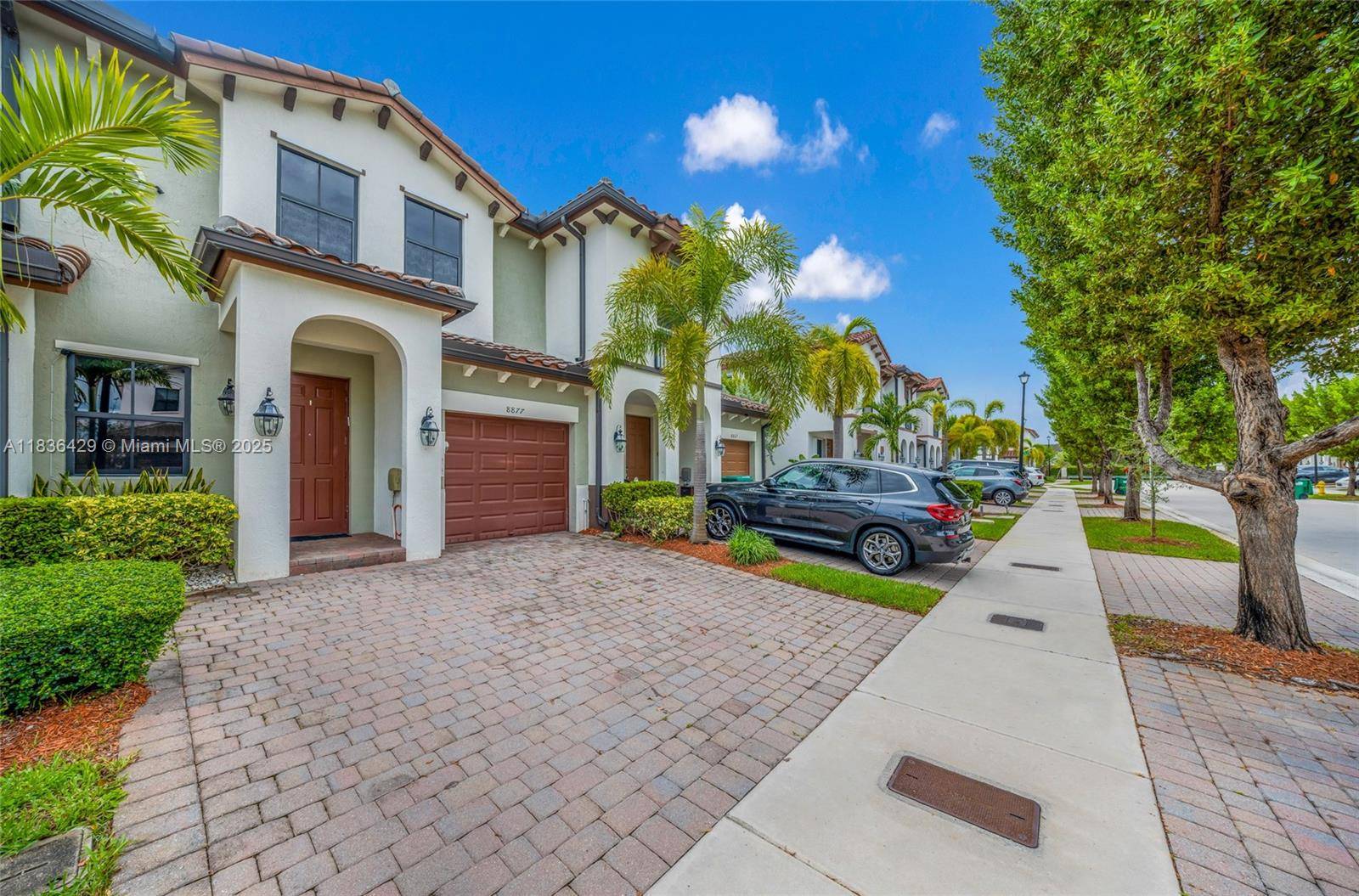 Live Elegantly in Astoria !