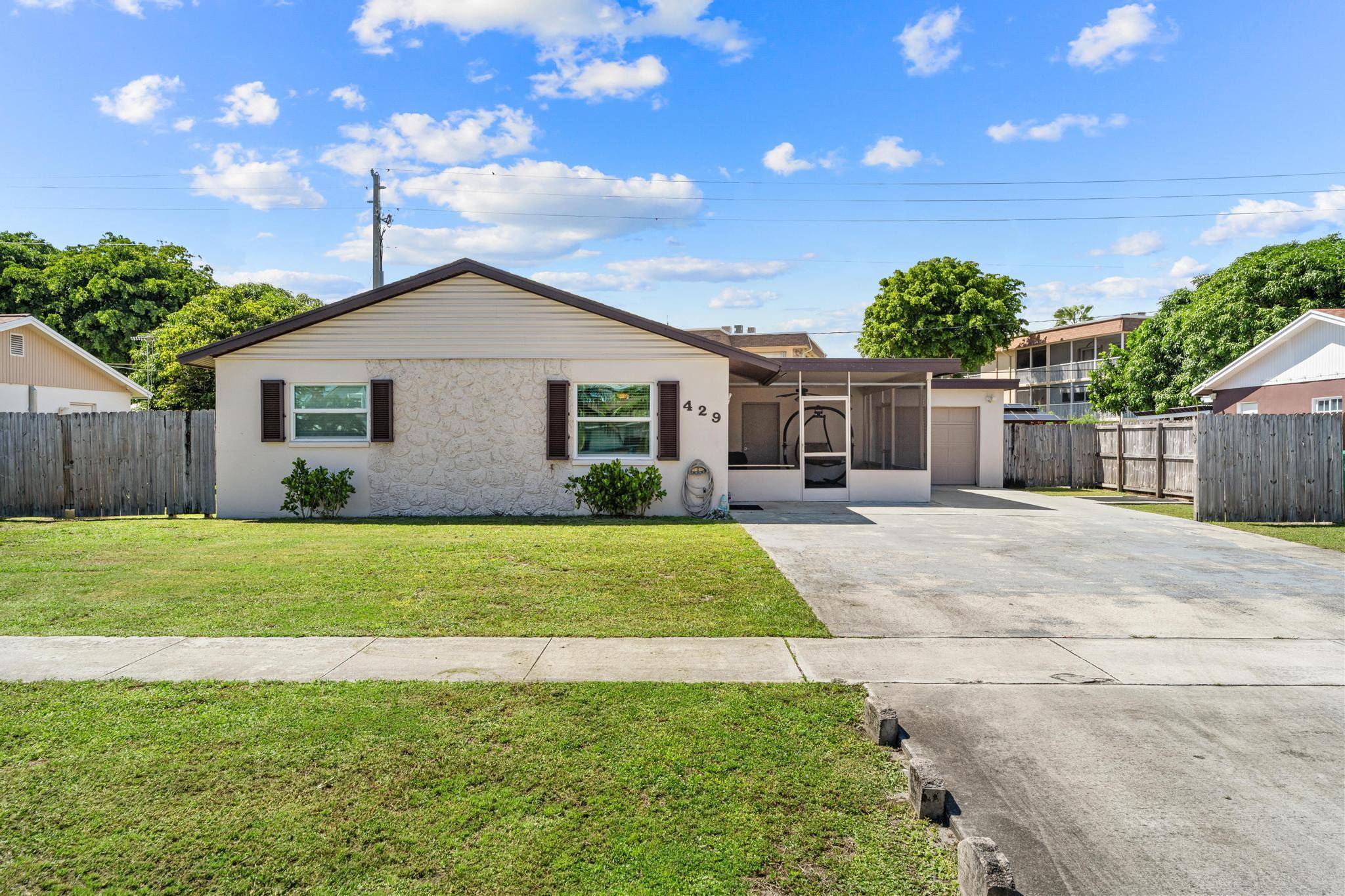 Beautifully updated 2BR 2BA in Palm Springs with no HOA.