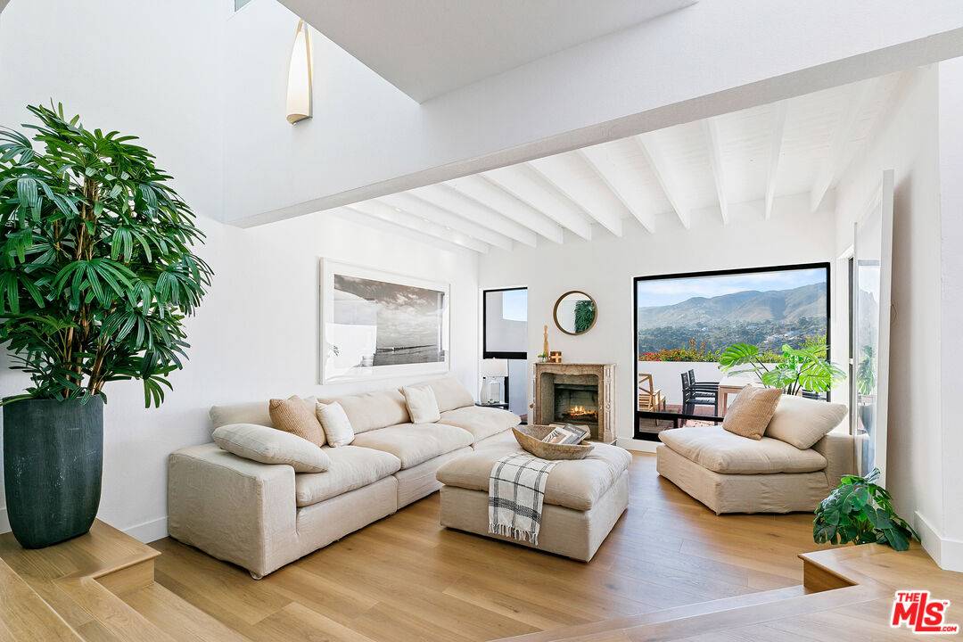 29221   Heathercliff Rd 2BR Malibu La