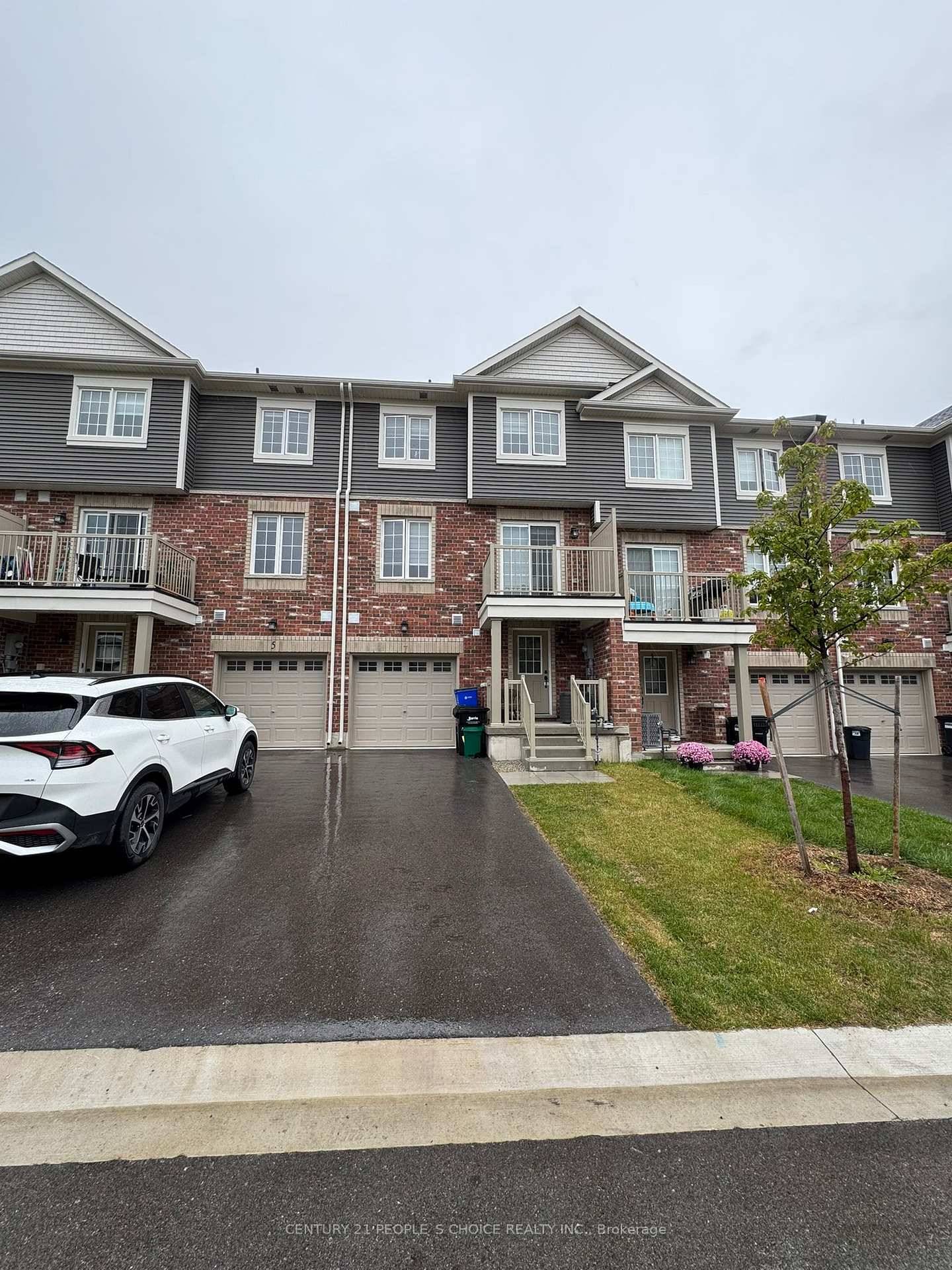 Welcome to 7 Silo Mews, a modern end unit townhouse situated in one of Barrie's most desirable new communities.