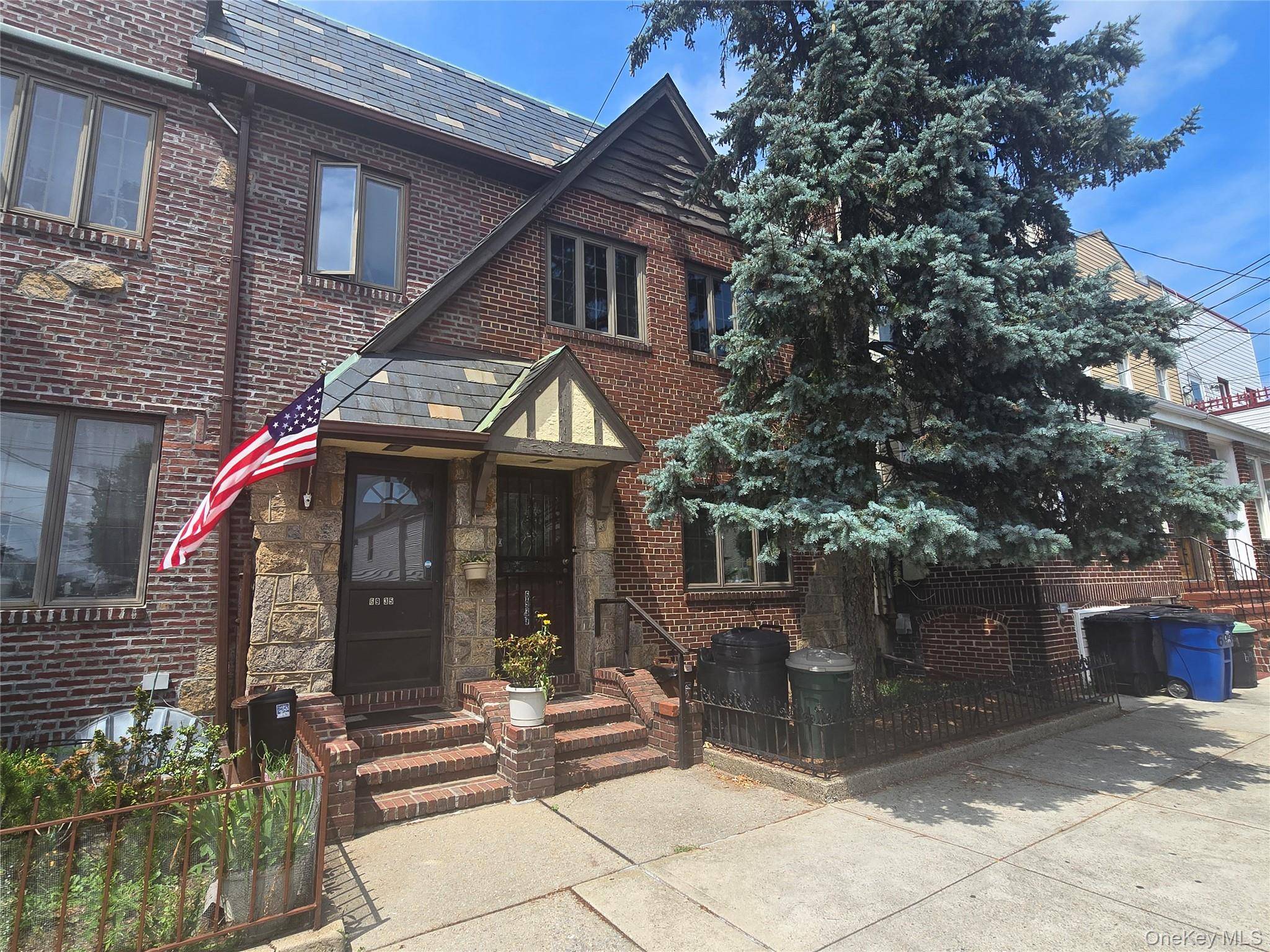 This lovely brick home located in the desirable neighborhood of Glendale Queens offers many great features.