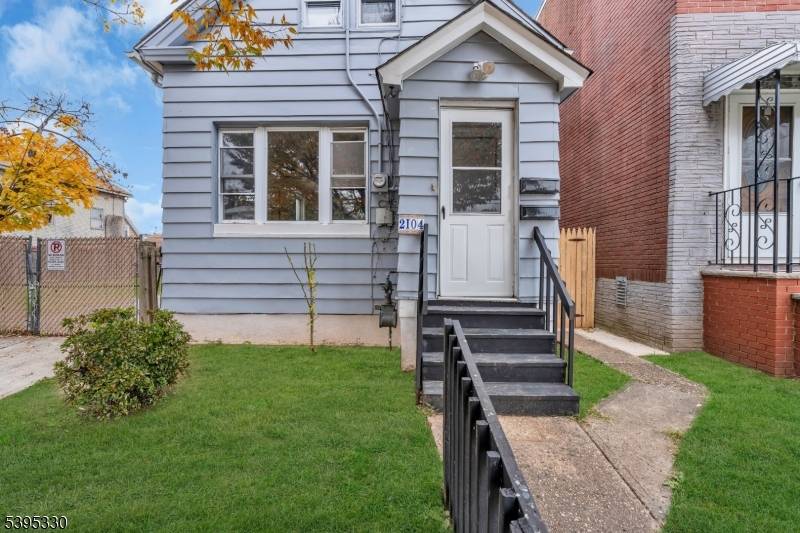 Welcome home ! This charming 2 bedroom, 2 full bathroom residence invites you to experience comfort and style.