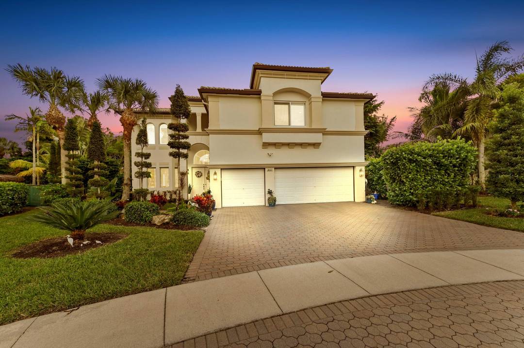 Prepare to be swept away by this magnificent estate, fully remodeled Sienna Grande home by Minto, perfectly situated on a large premium Cul De Sac, lakefront lot within Wellington's coveted ...
