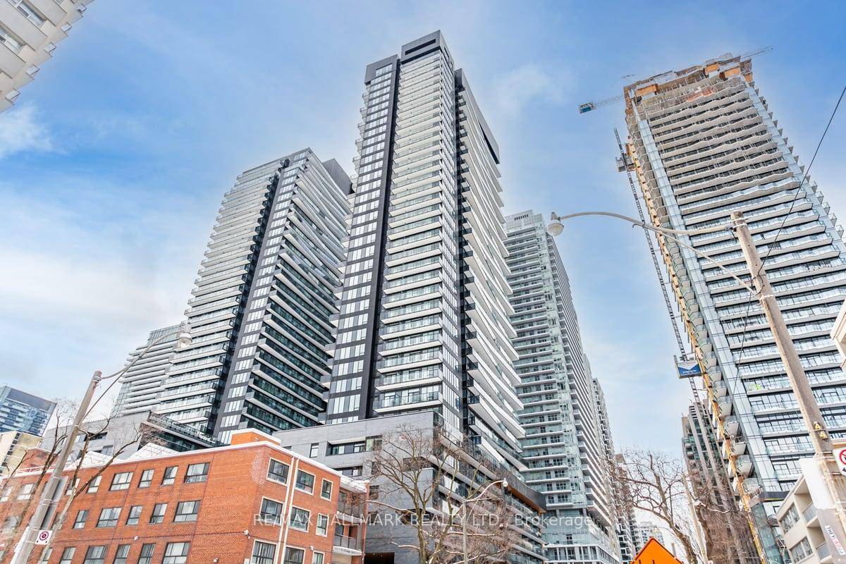 Welcome to Unit 2310 at Line 5, a stylish and well designed studio in one of Torontos most sought after developments.