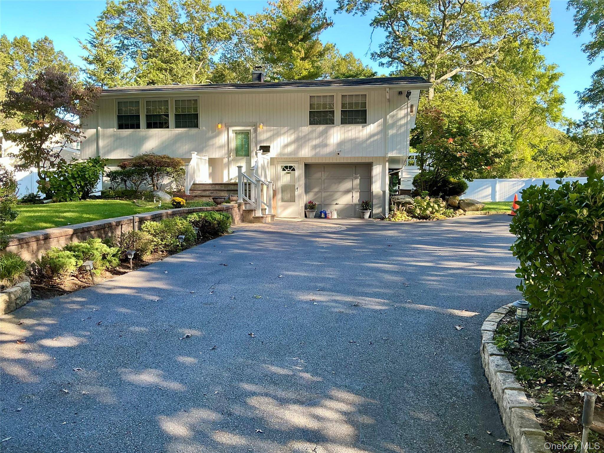 Welcome to this adorable 4 bedroom, 2 bathroom Hi Ranch in Commack !