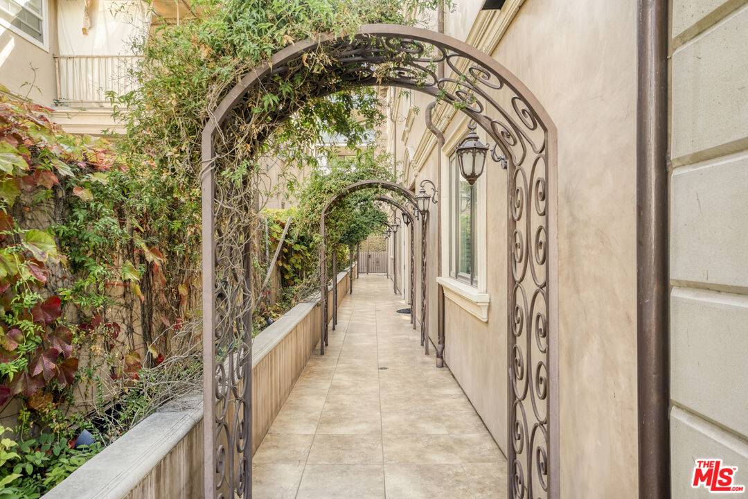 208  S Lasky Dr 2BR Beverly Hills La