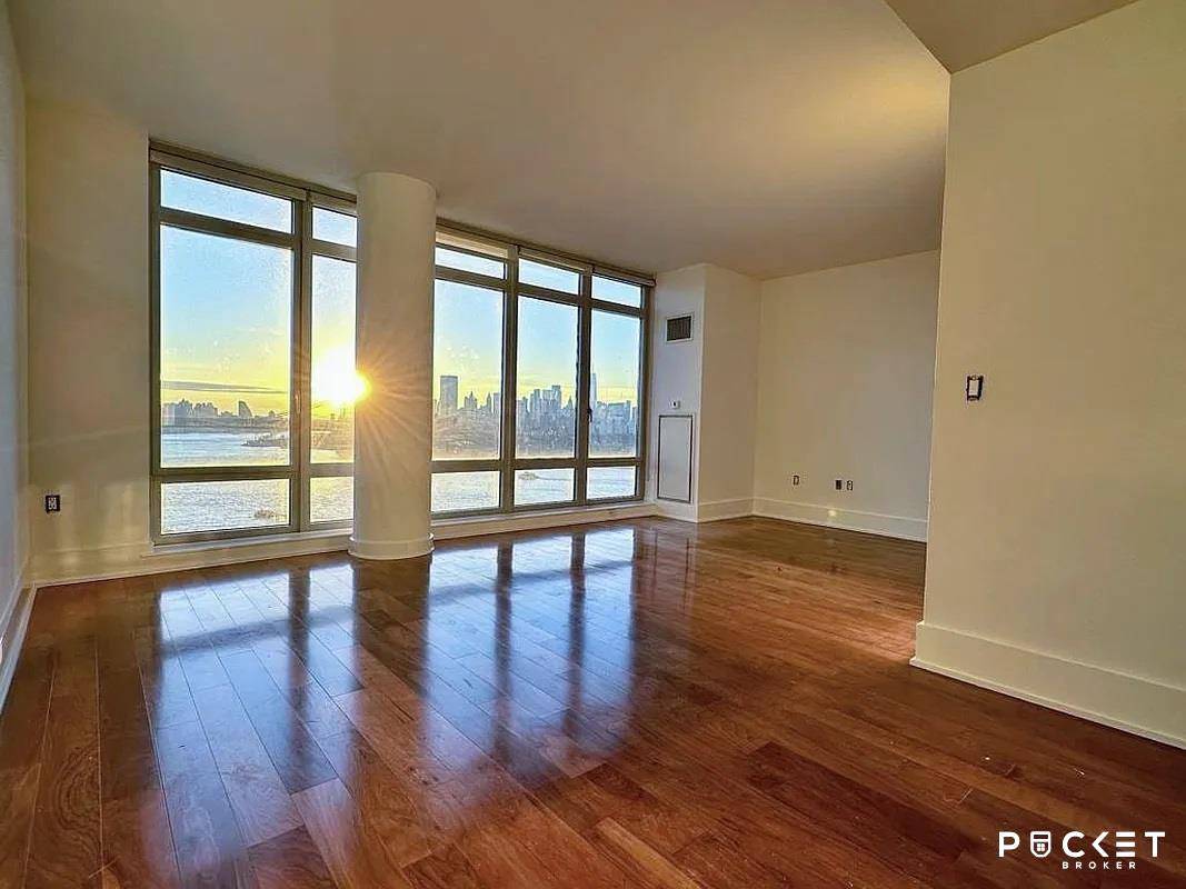 LARGE SOUTH FACING ALC STUDIO W WATER SKYLINE VIEWS !