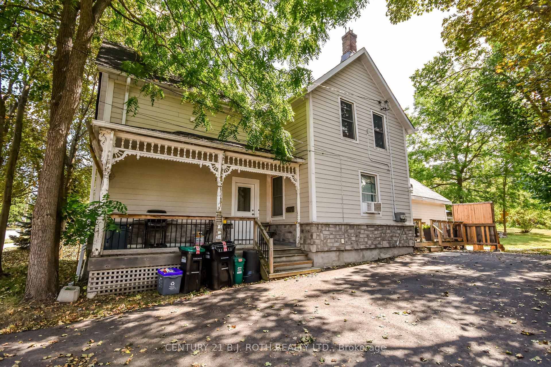 Versatile RM2 zoned duplex offering both immediate income and long term growth potential.