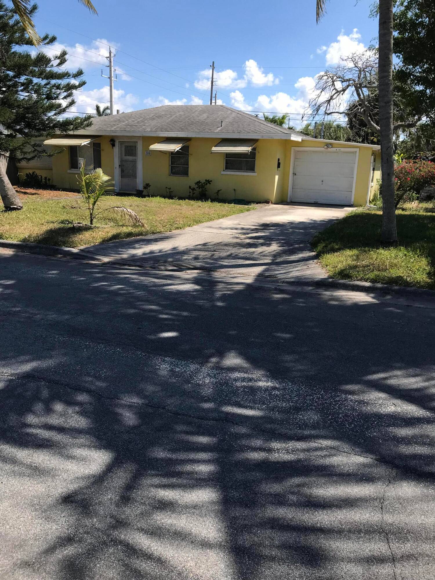 1 block from Flagler Drive, bike path, and intracoastal.