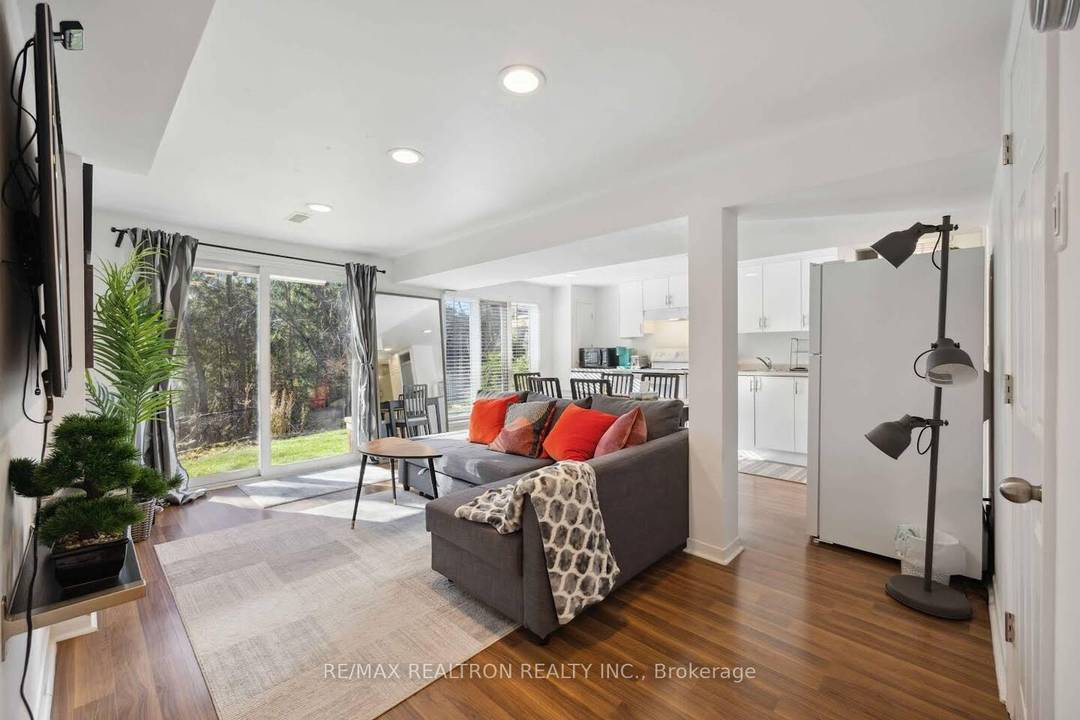 Beautiful fully furnished two bedroom walkout basement apartment located in one of Aurora's most sought after neighbourhoods.