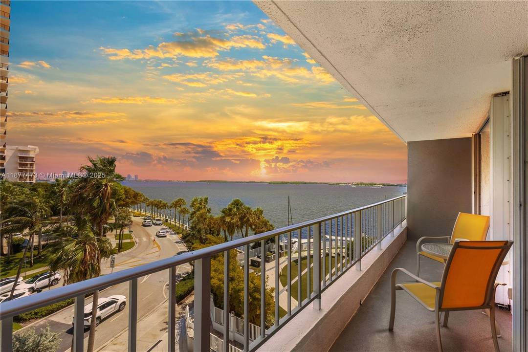 Experience unparalleled breathtaking views of Biscayne Bay and the Miami city skyline, while living the lifestyle you've dreamed of.