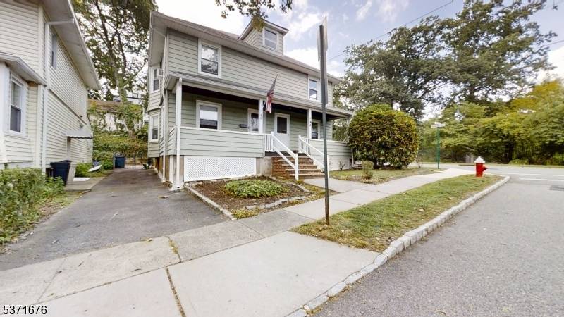 A Location close to transportation downtown ; Rare Opportunity Side by Side Duplex Income Property !