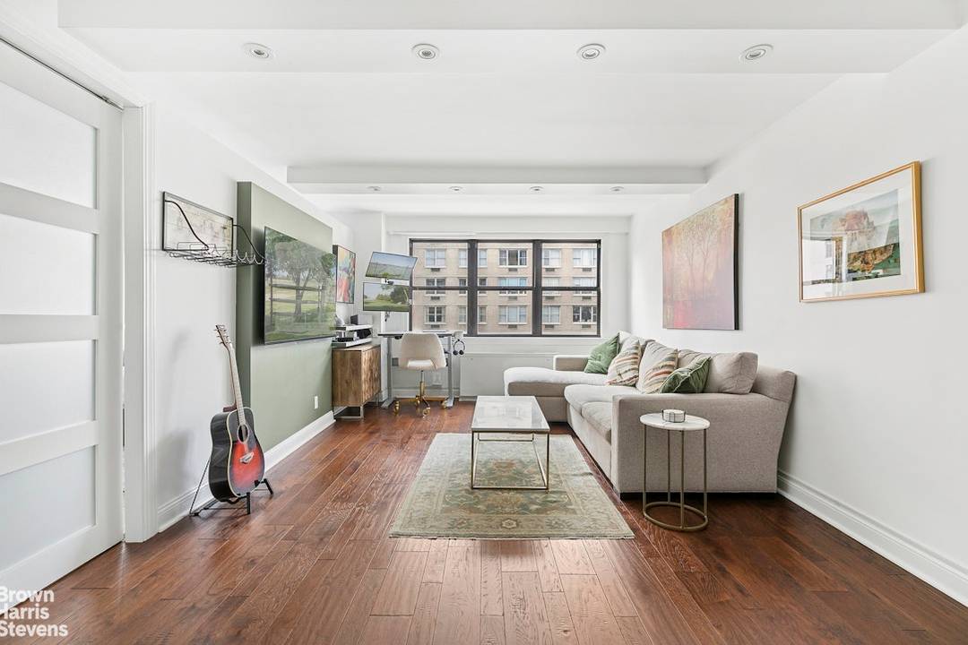 Residence 9N at The Chesapeake House is a spacious and elegantly updated junior one bedroom featuring beautiful views of the Empire State Building.