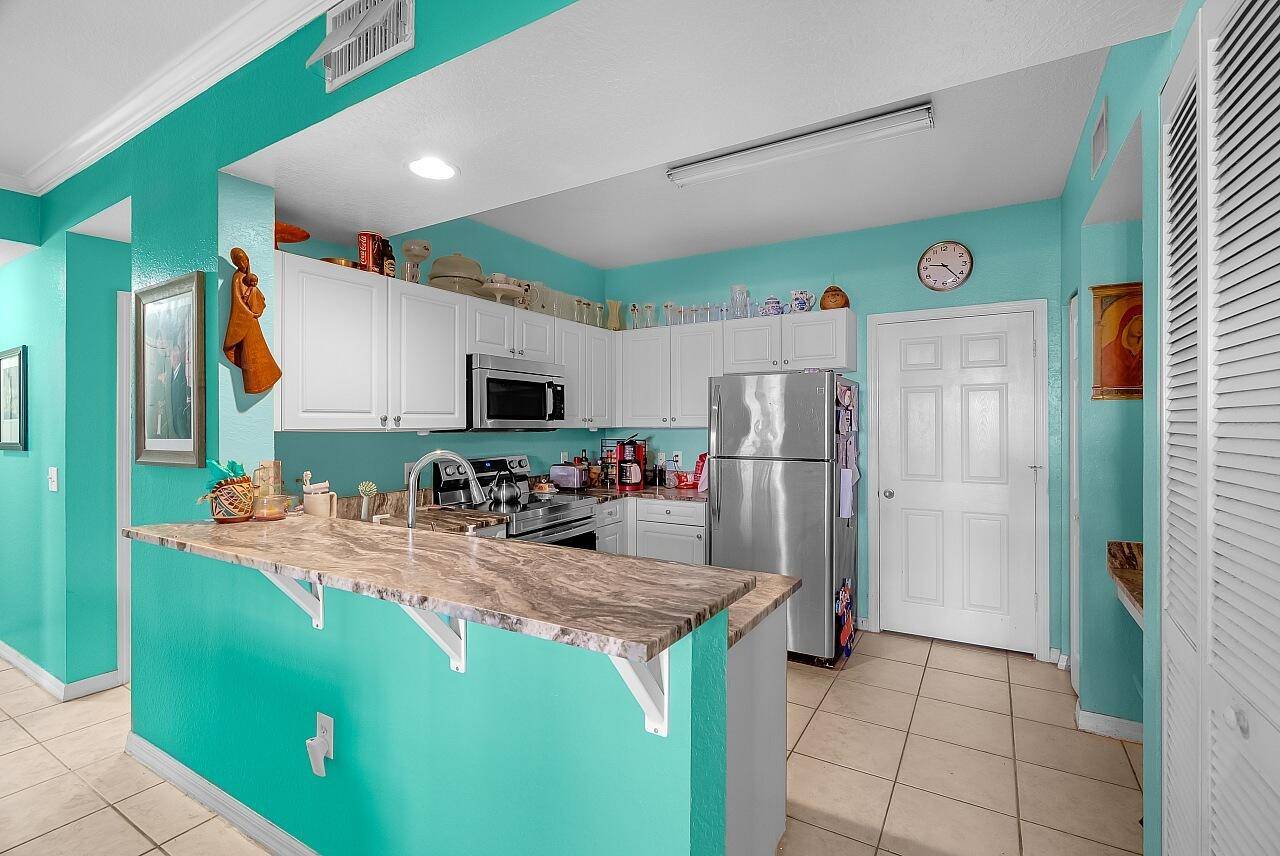 Discover this spacious split floor plan, 2 bedroom, 2 bathroom 1st floor condo in the gated community, Palm Estates.