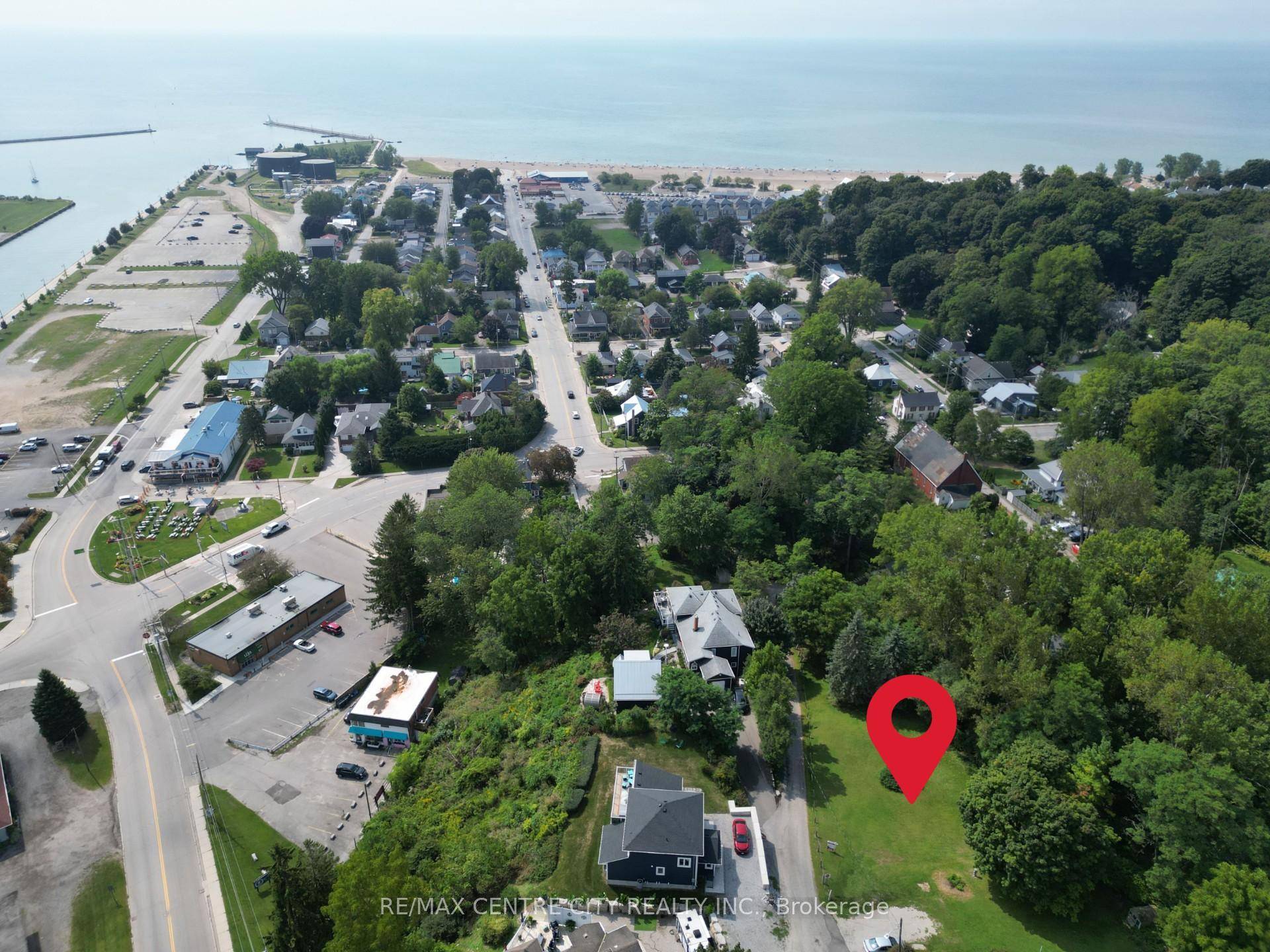 EXTRA LARGE 102' x 231' FULLY SERVICED HILLTOP BUILDING LOT WITH LAKEVIEWS !