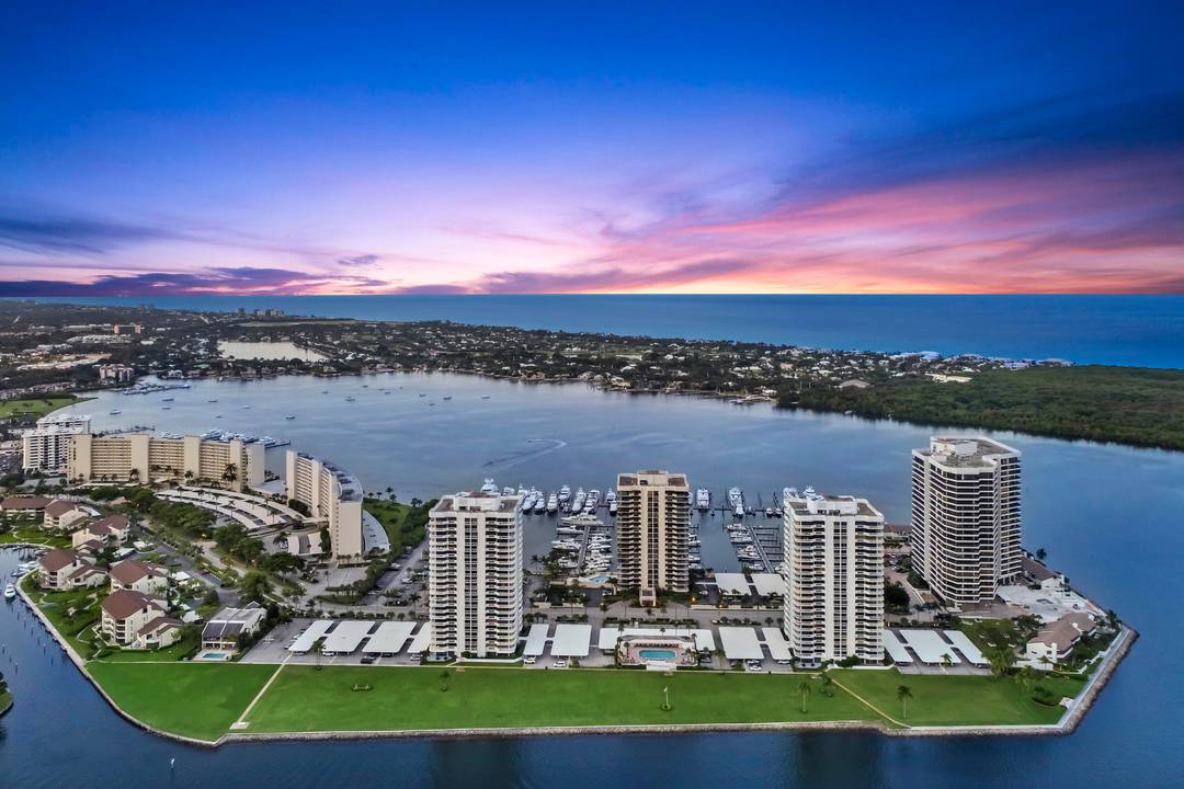 Enjoy the magnificent views of Old Port Cove Marina, Intracoastal and more from your 35Ft.
