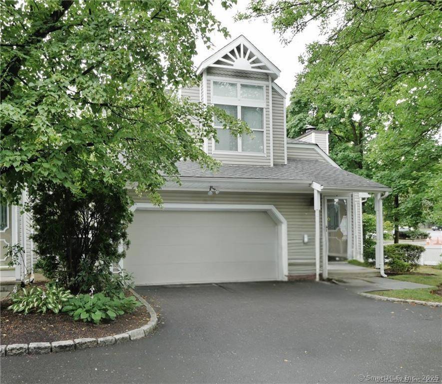Spacious Corner Tri Level Townhome with Loft, Deck Finished Basement.