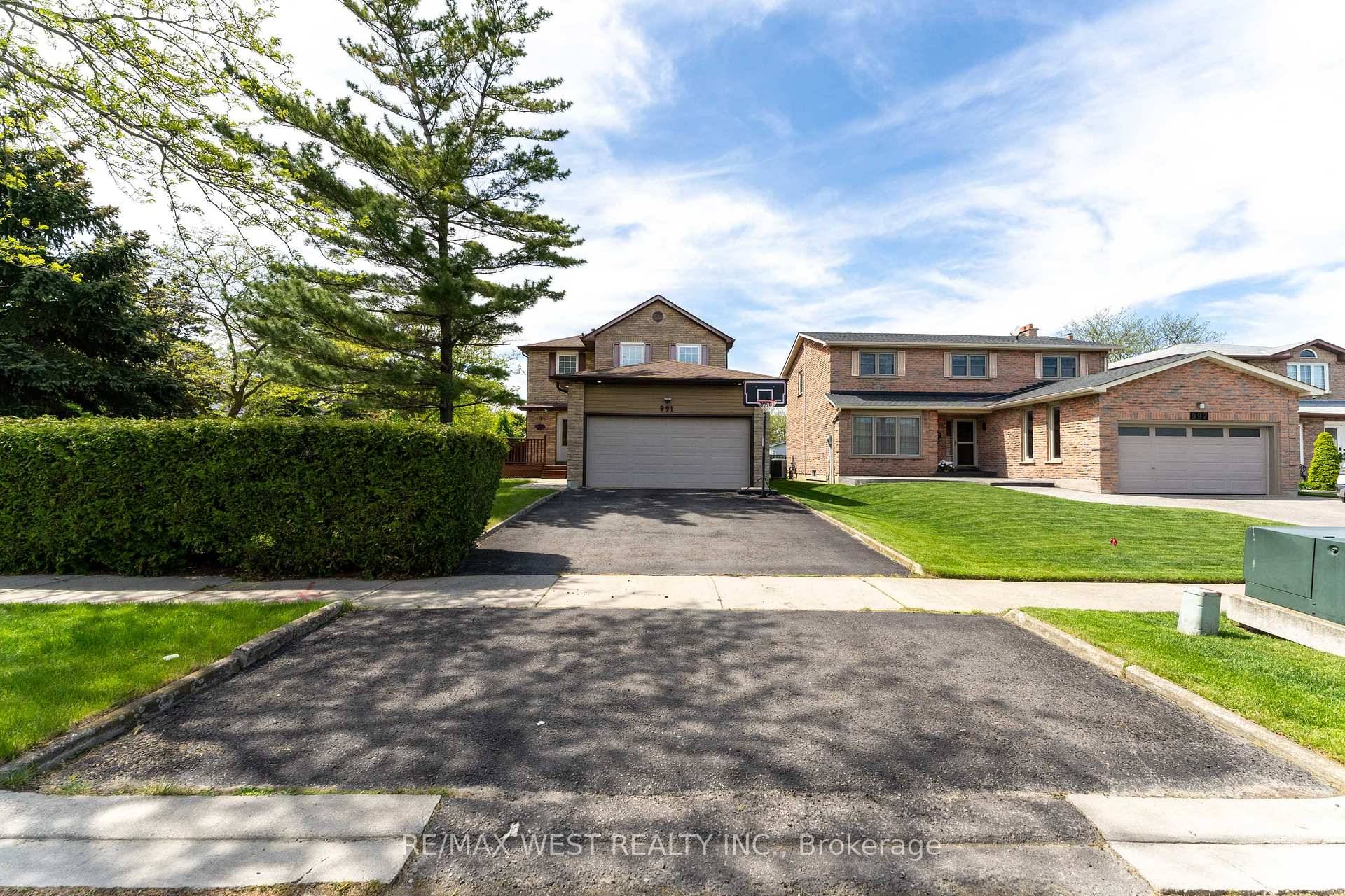 Located in Mississauga's desirable Rathwood neighbourhoods, this bright and spacious 3 1 bedroom detached home sits on a rare reverse pie shaped corner lot of approximately 73 x 117 feet, ...
