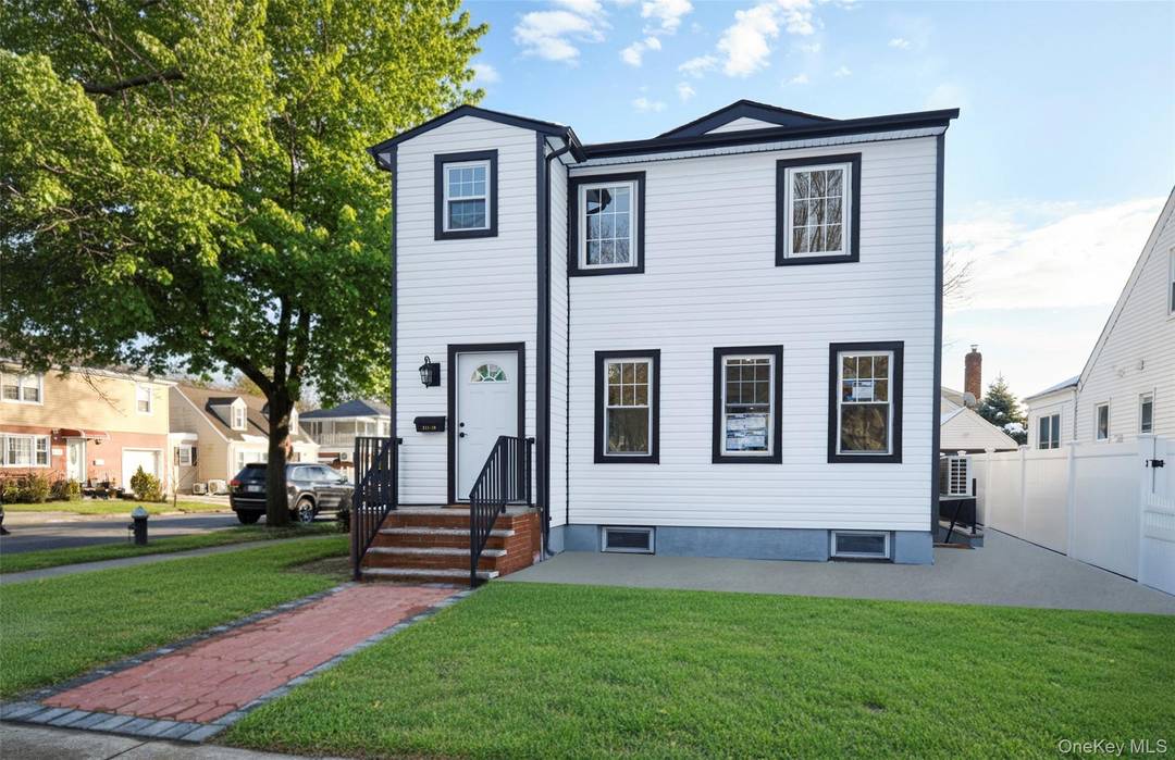Welcome to Your Dream Home in the Heart of Beautiful Bellerose !