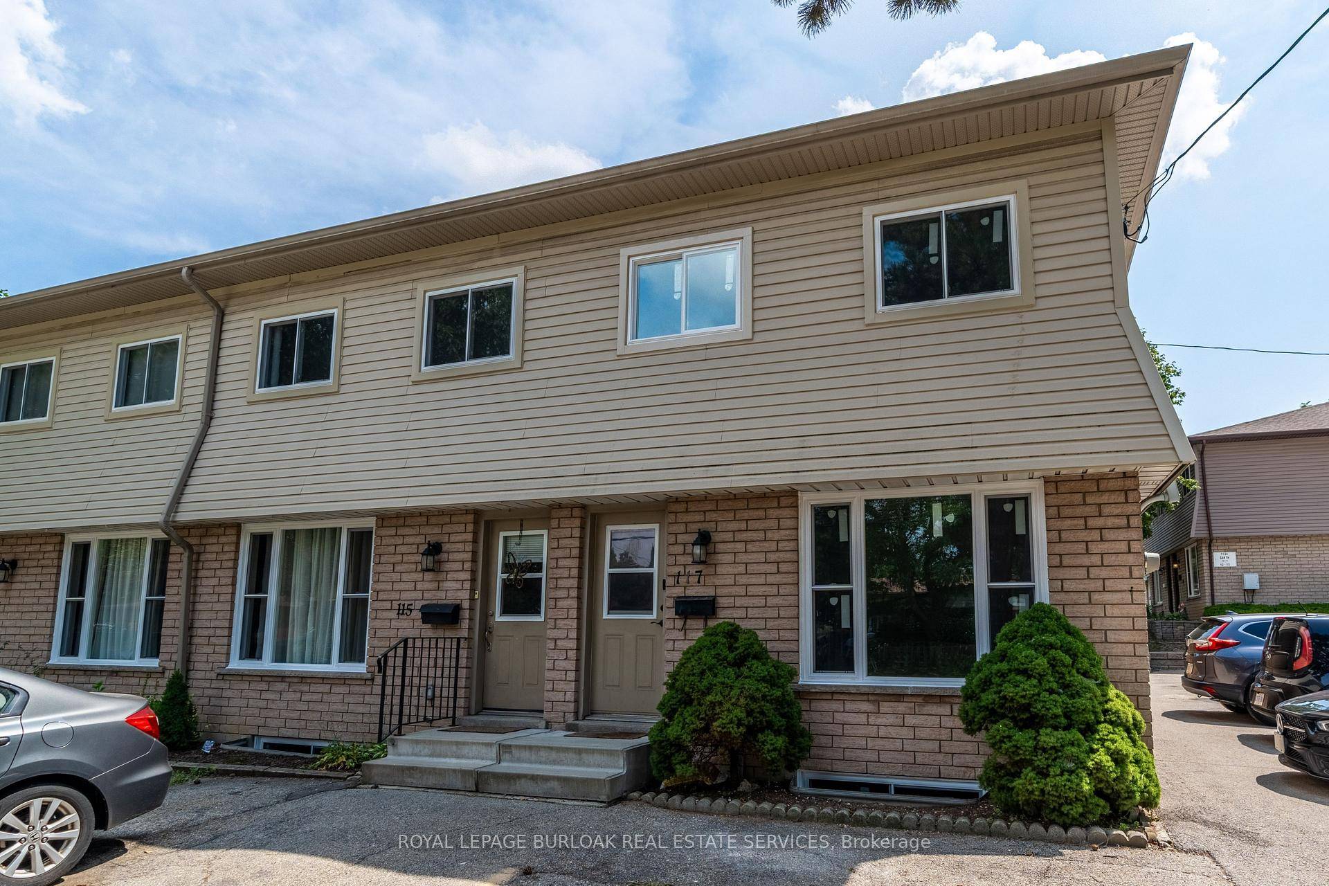 Bright and spacious end unit townhome located in the sought after West Mountain area of Hamilton !