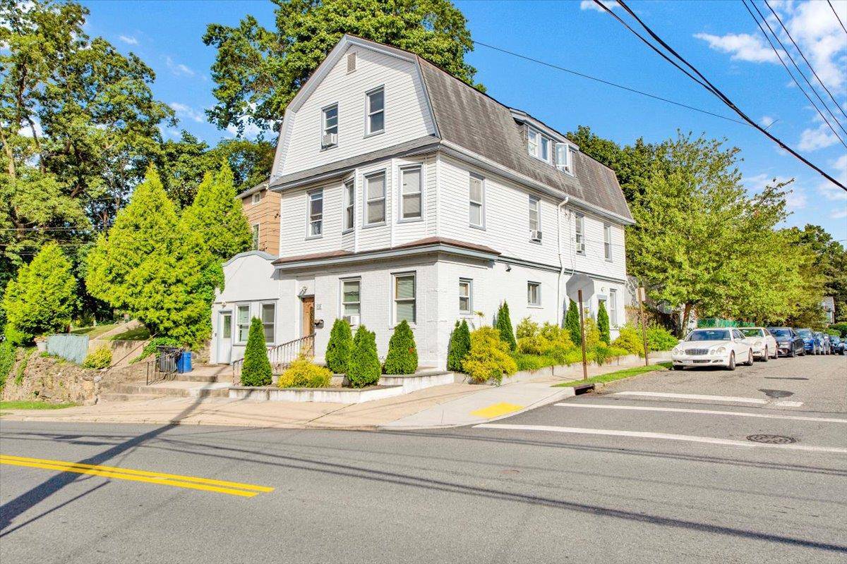 A versatile property currently leased to Iona University tenants.
