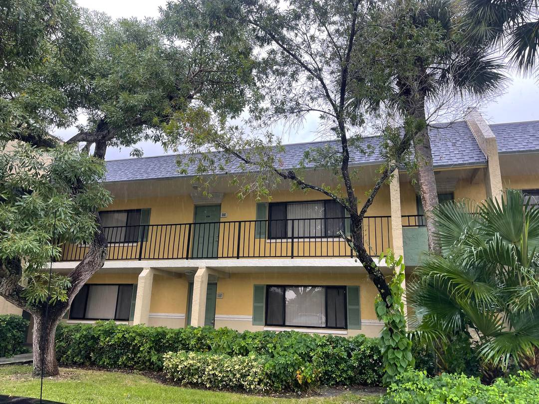 2 2 CONDO LOCATED IN A PEACEFUL AND WELL MAINTAINED COMMUNITY THAT OFFERS A VARIETY OF AMENITIES, SUCH AS GYM, POOL, TENNIS COURTS, AND PLAYGROUND.