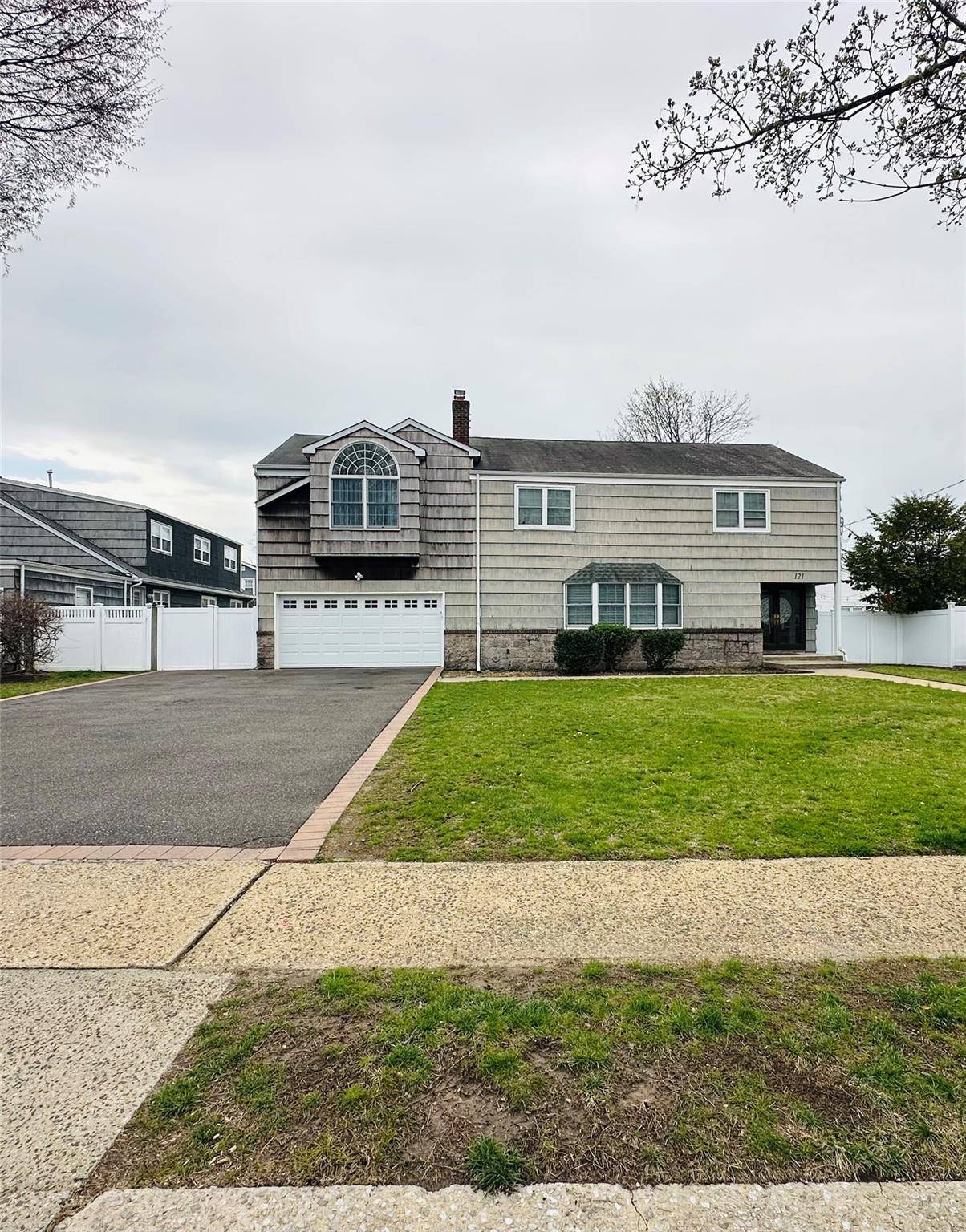 This breathtaking large five bedroom house is perfect for a large family that needs space.
