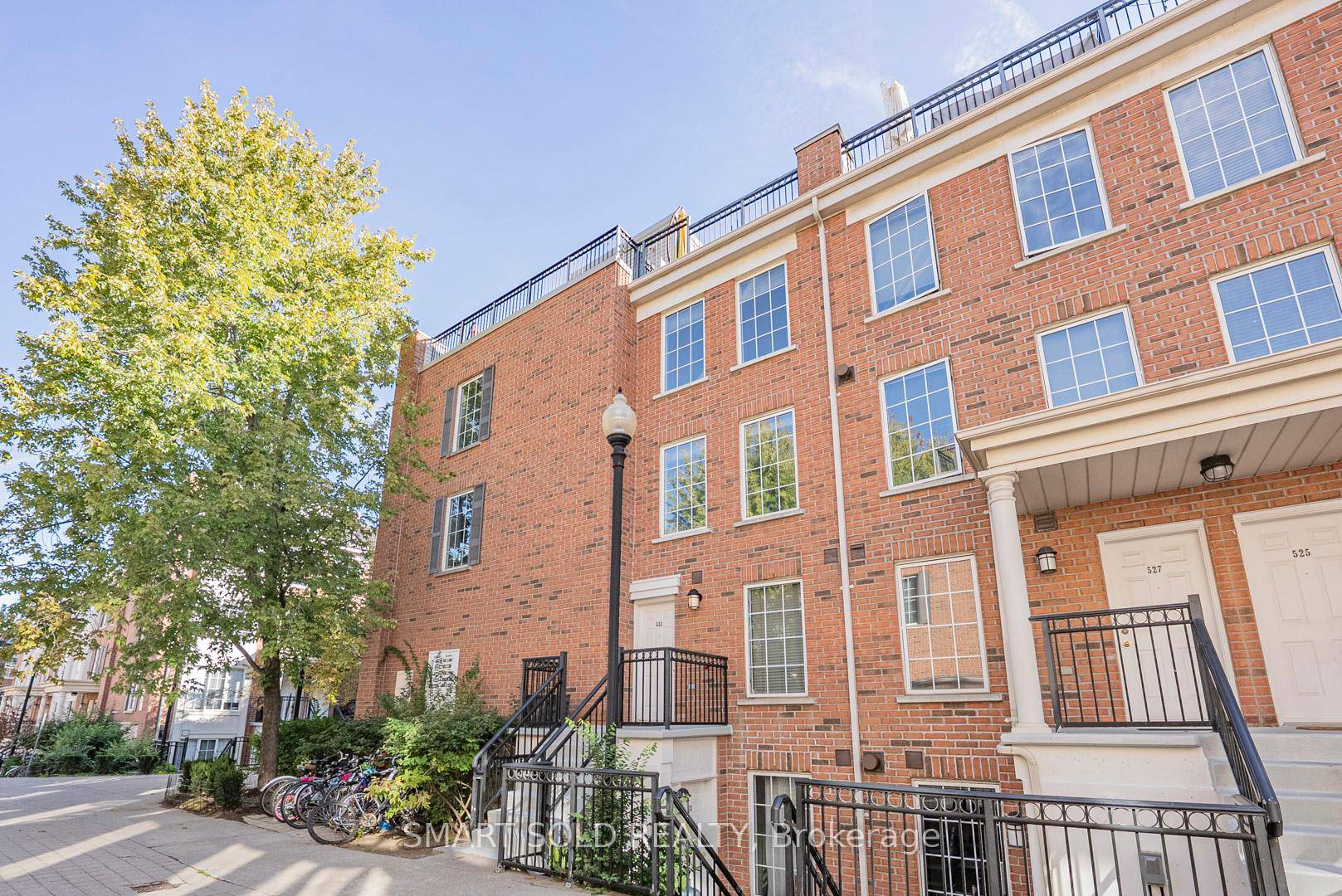Welcome to Suite 533 a Rarely Offered 1 Bedroom, 1 Bath Upper Level Condo Townhome in the Heart of North York !