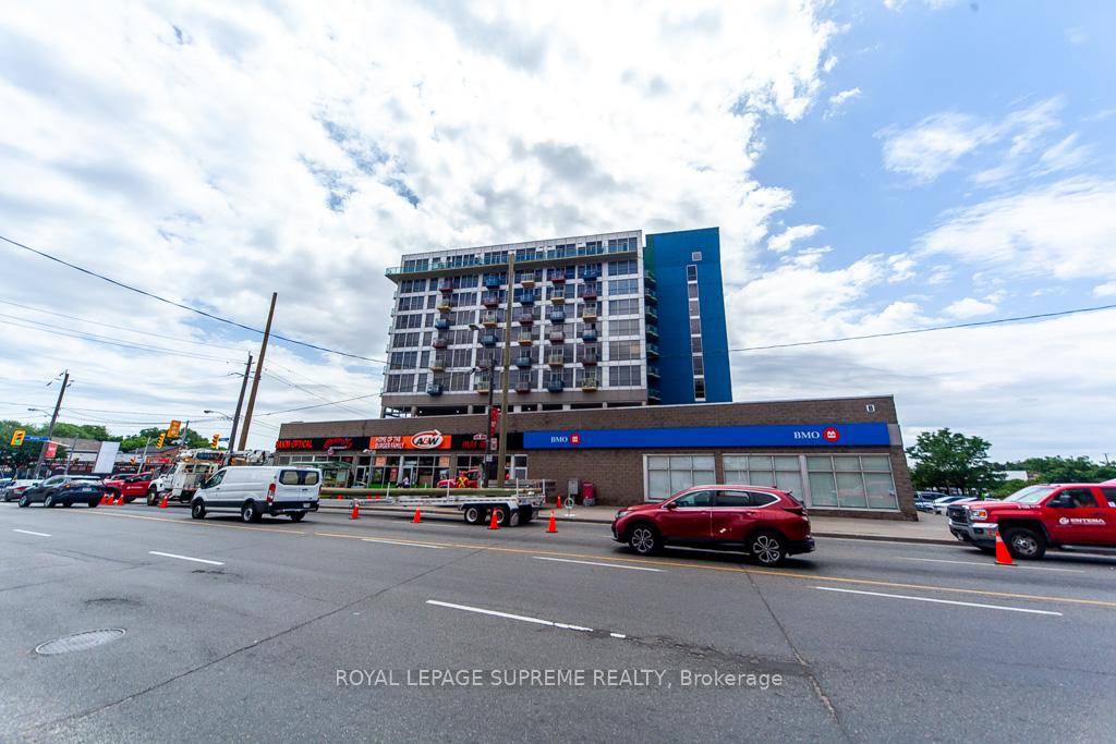 Beautiful amp ; Bright 2 Bedroom Condo Rarely Available !
