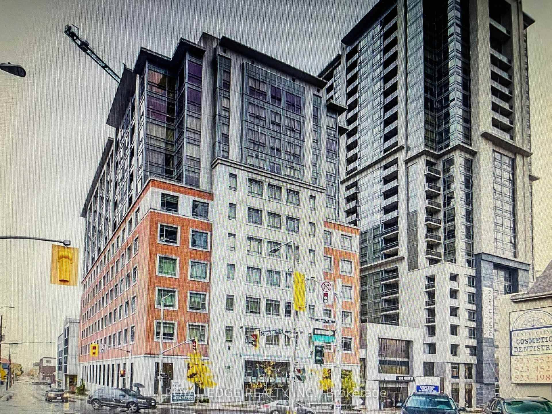 1Bed Den Condo In One Of The Most Desired Luxury Condo Buildings In The Heart Of Hamilton Downtown !