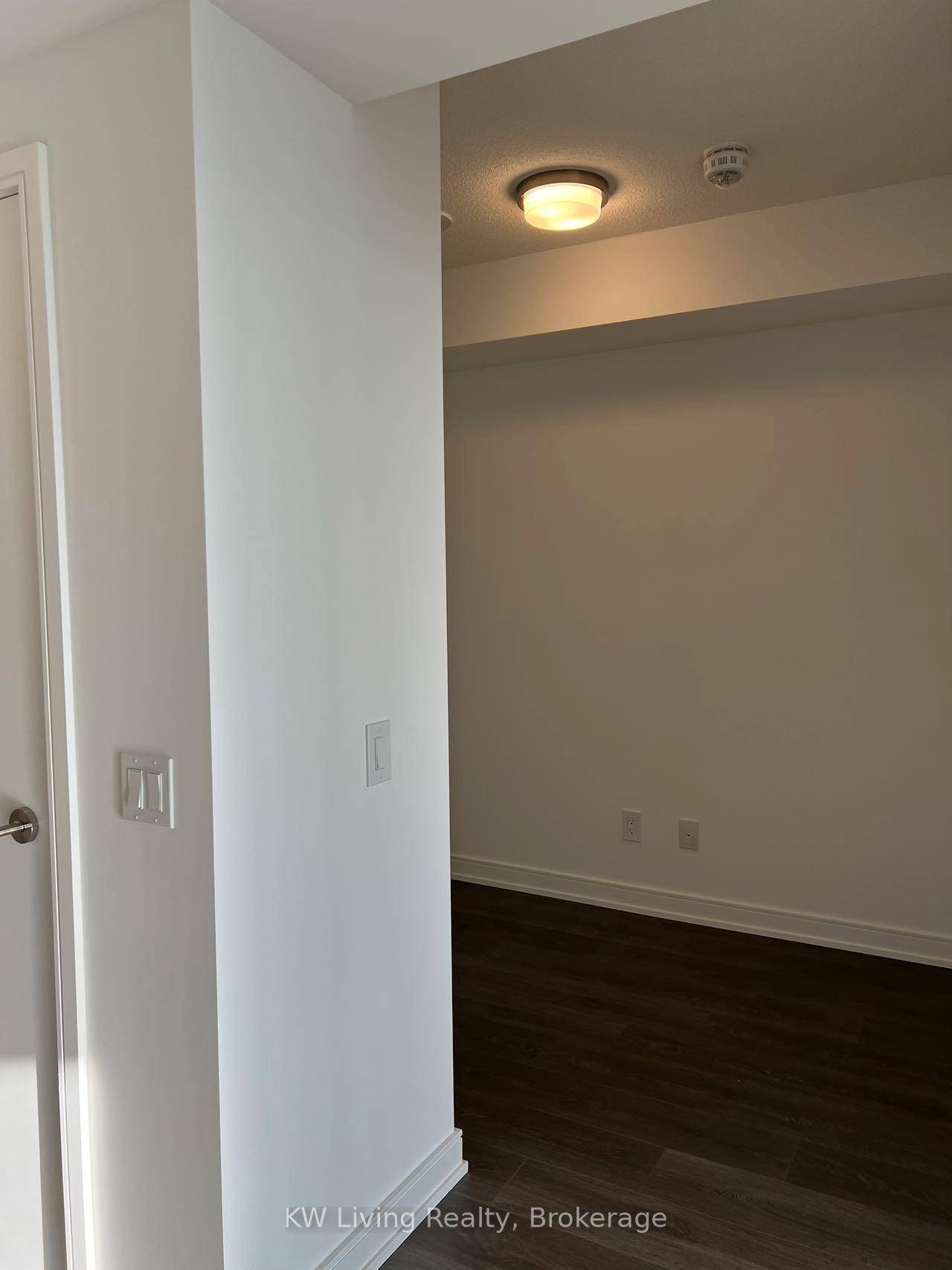 Spacious 566 Sq Ft Unit. Laminate Flooring, Modern Kitchen w Stainless Steel Appliances.