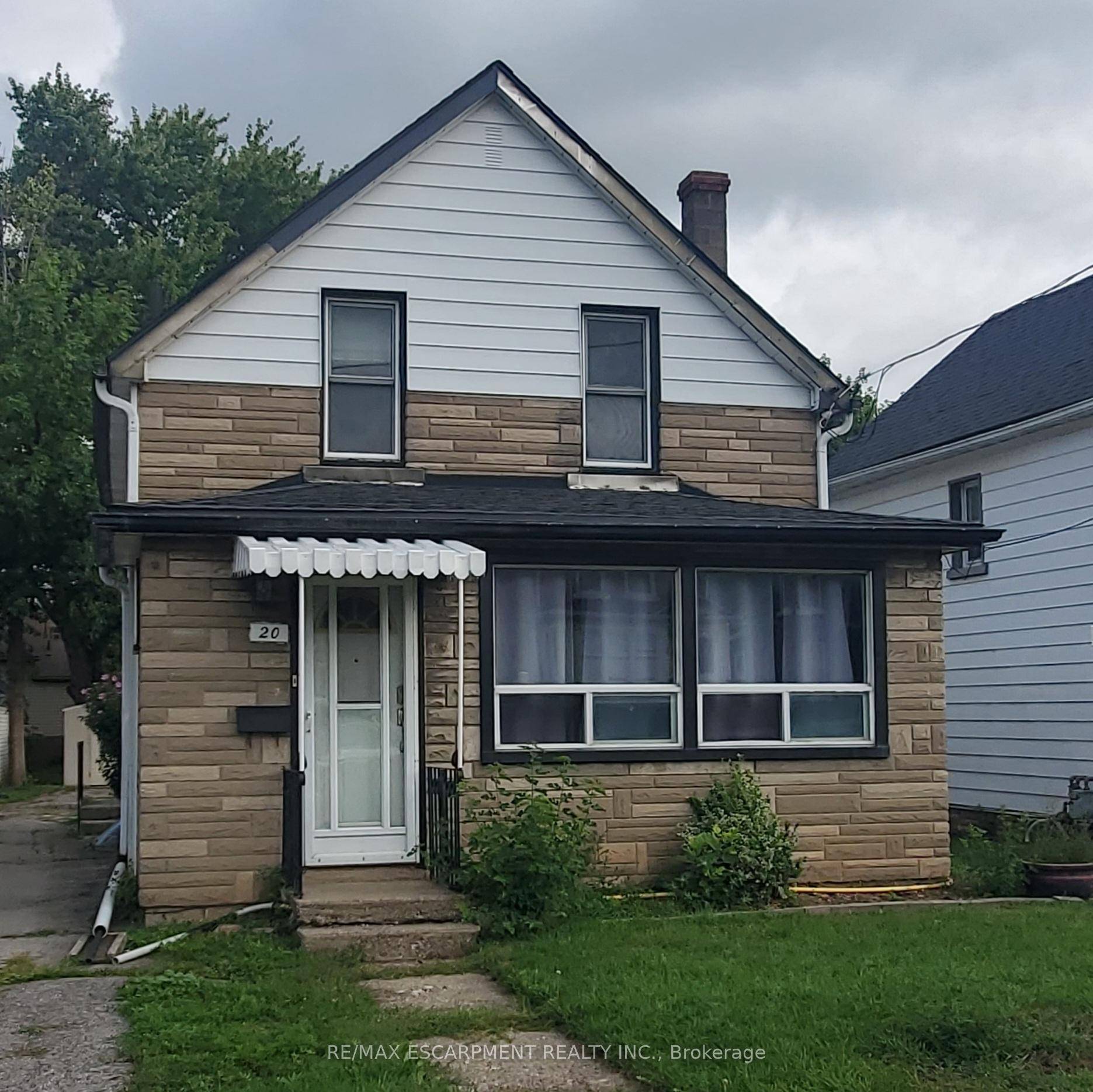 Move in ready, exceptionally clean 3 bedroom home in the heart of Welland.