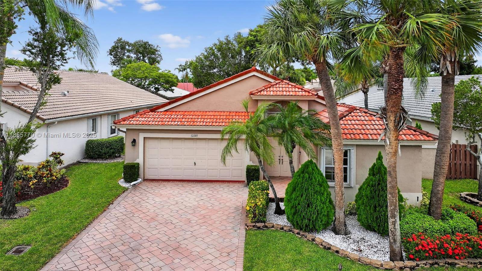 Updated 3BDRM 3BA Courtyard model home in the much sought after 55 active community of Lakeridge Greens.
