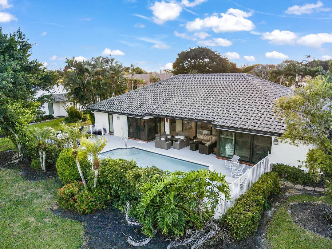 MANDATORY GOLF CLUB MEMBERSHIP THIS GORGEOUS HOME IS LOCATED IN THE BEAUTIFUL BOCA WOODS COUNTRY CLUB.