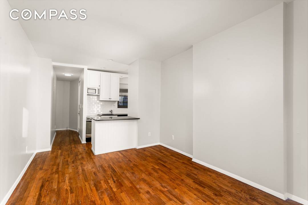 Elegant Upper East Side One Bedroom Bright, Serene, and Move In Ready Welcome to your Upper East Side oasis at 160 East 91st Street, a beautifully maintained one bedroom cooperative ...