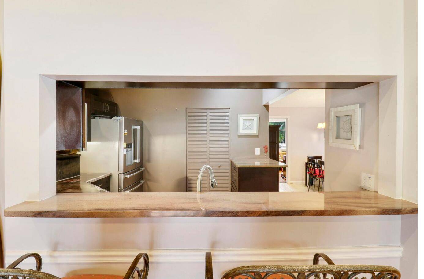 Excellent location close to all major equestrian events, this charming condo features a private courtyard entrance, welcoming foyer, and an expansive open living area for entertaining.