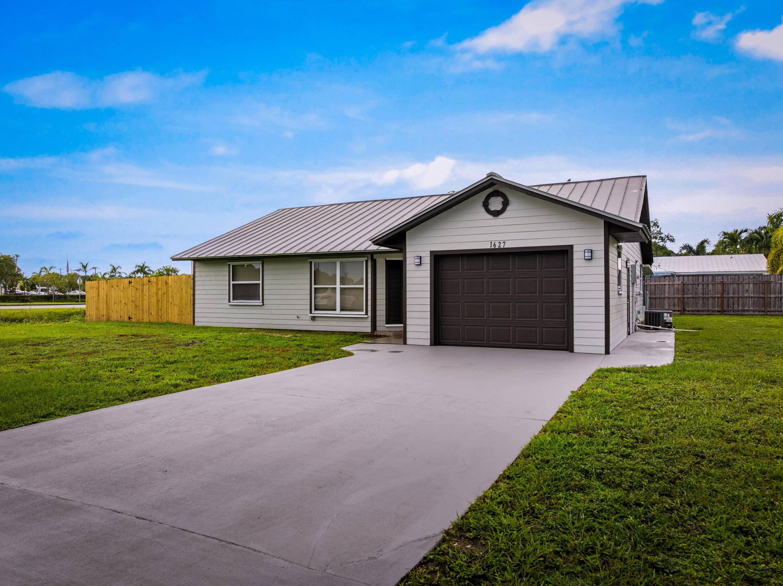 Welcome to 1627 SE Monroe Street in Stuart.