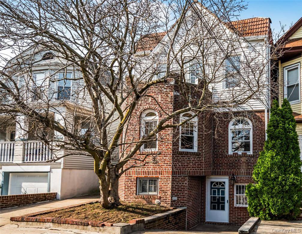 Discover this charming and quaint 3 Bedroom 2.