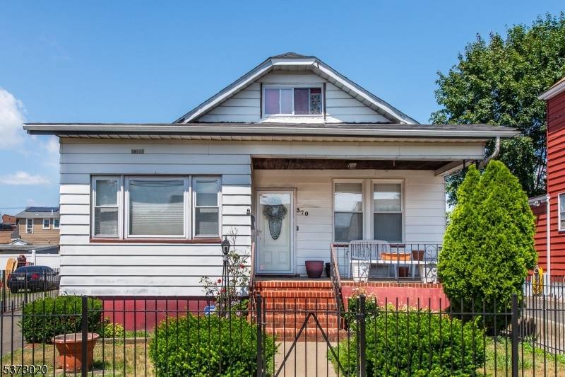 Charming 3 Bedroom 1 full bath cape cod style home !