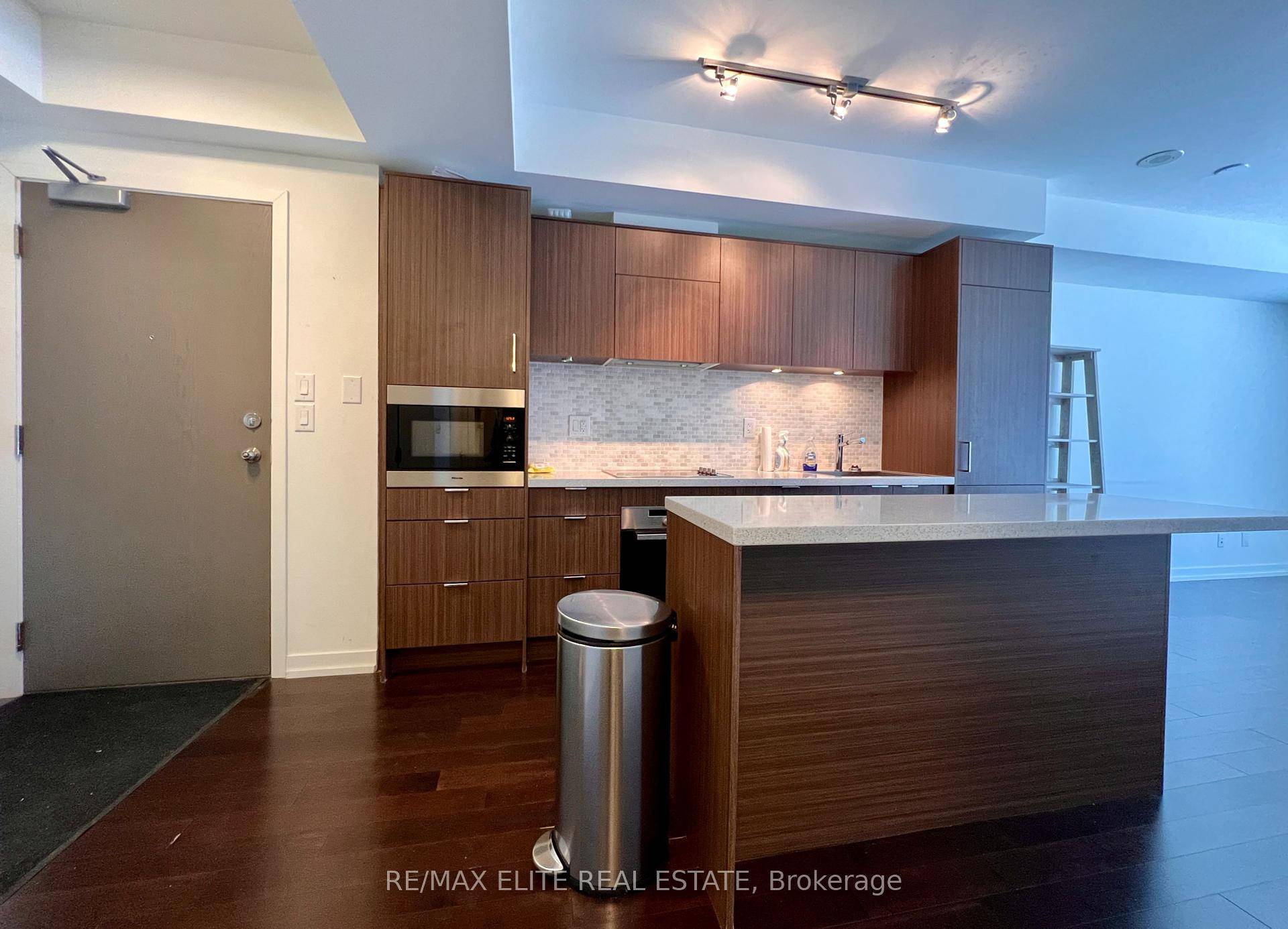 Discover urban elegance in this spacious 1 bedroom condo at Cinema Towers !