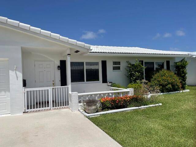 GREAT REGIS MODEL IN PALM BEACH LEISUREVILLE NORTH OF WOOLBRIGHT, THIS COMMUNITY HAS 3 CLUBHOUSES AND POOLS AND A PAR 3 18 HOLE GOLF COURSE.