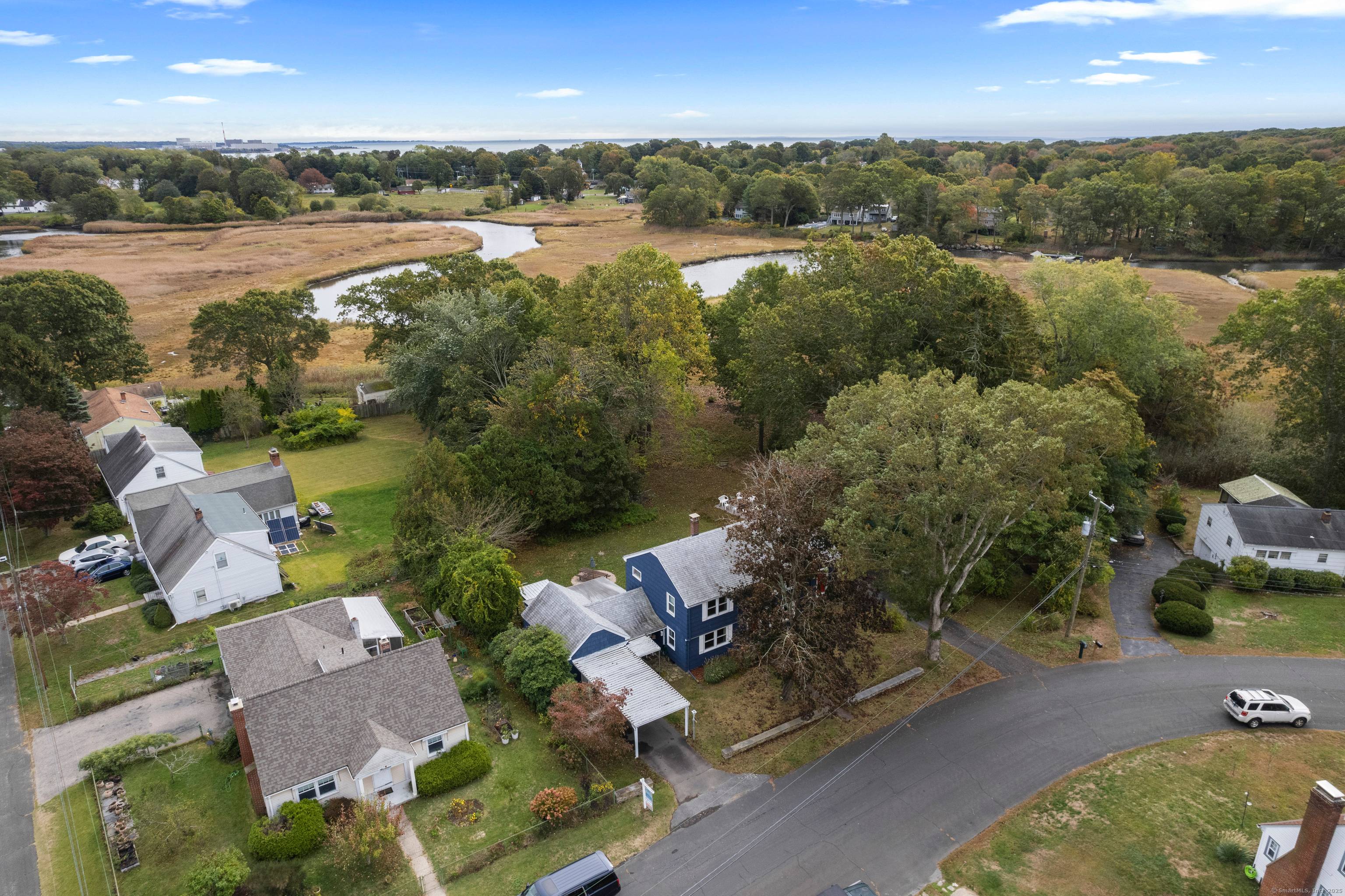 Fantastic colonial in the hidden oasis of Niantic.