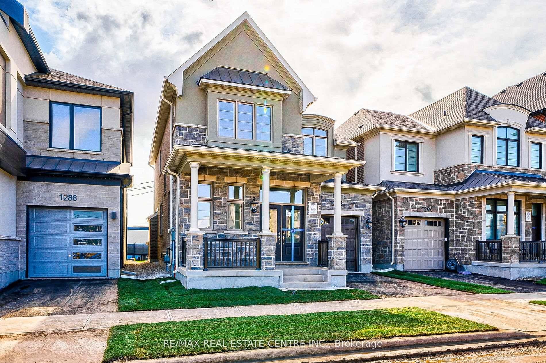 Experience luxury living in this beautifully upgraded 4 bedroom detached home, ideally situated in one of Oakvilles most prestigious and family friendly neighbourhoods.