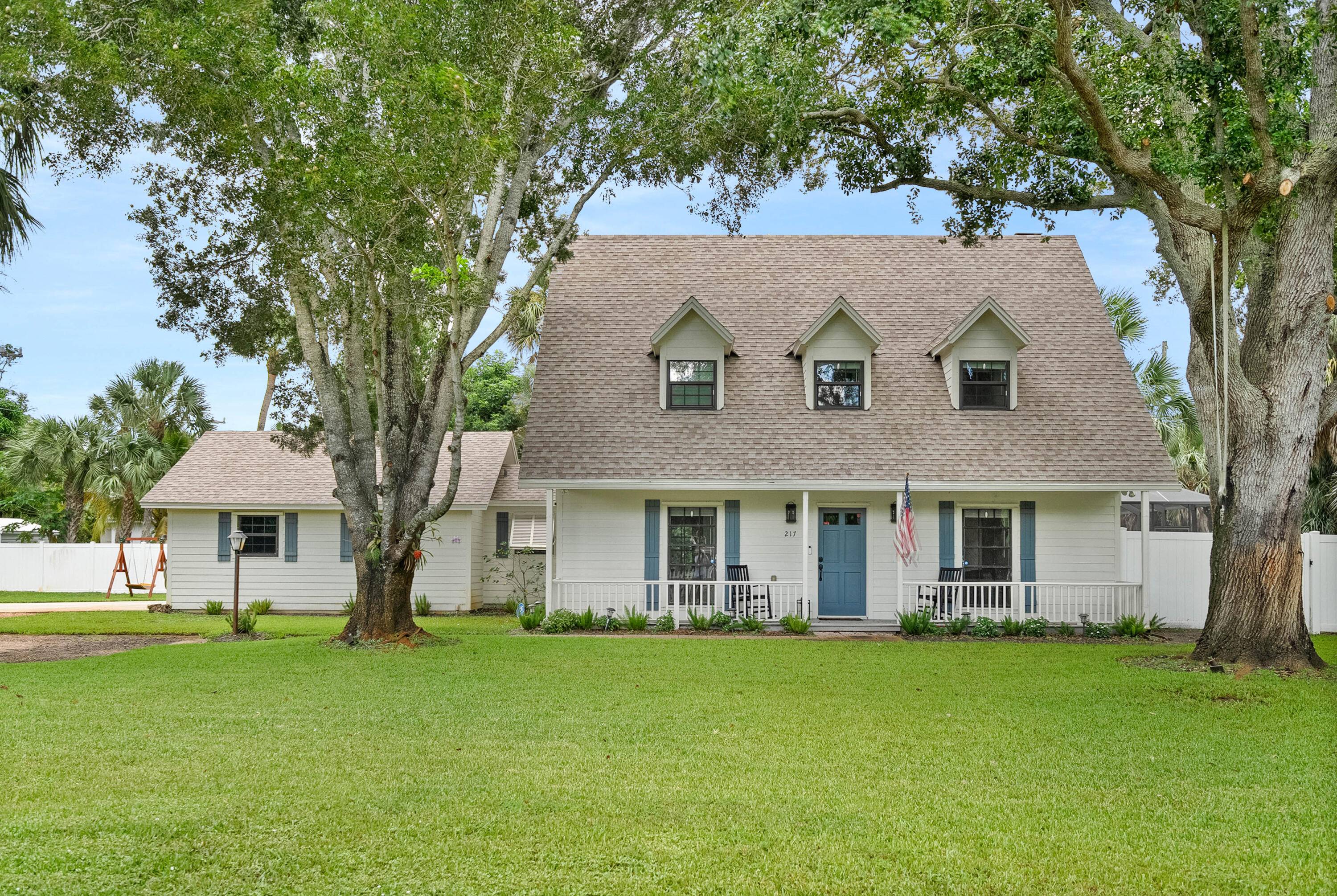 Charming 3 bedroom, 2. 5 bath home in the heart of Stuart.