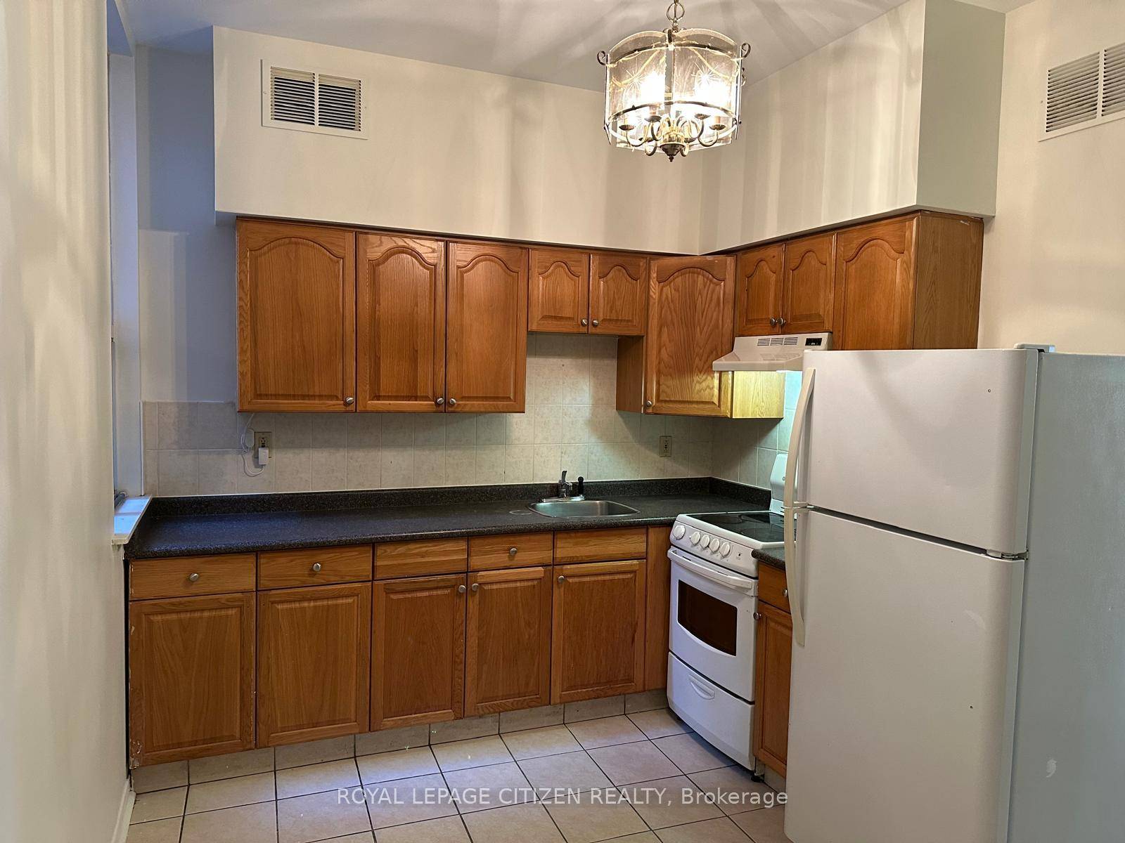 This bright and inviting 2 bedroom apartment offers a comfortable living space in a highly sough after neighborhood.
