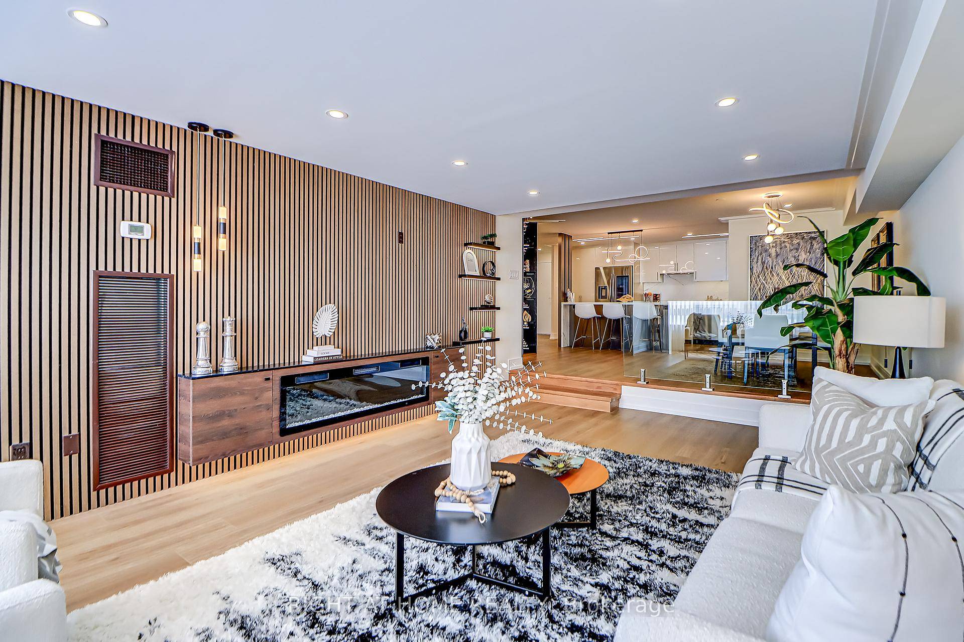 Luxurious, exceptional city living at its finest in the iconic Carlton on the Park by Tridel.