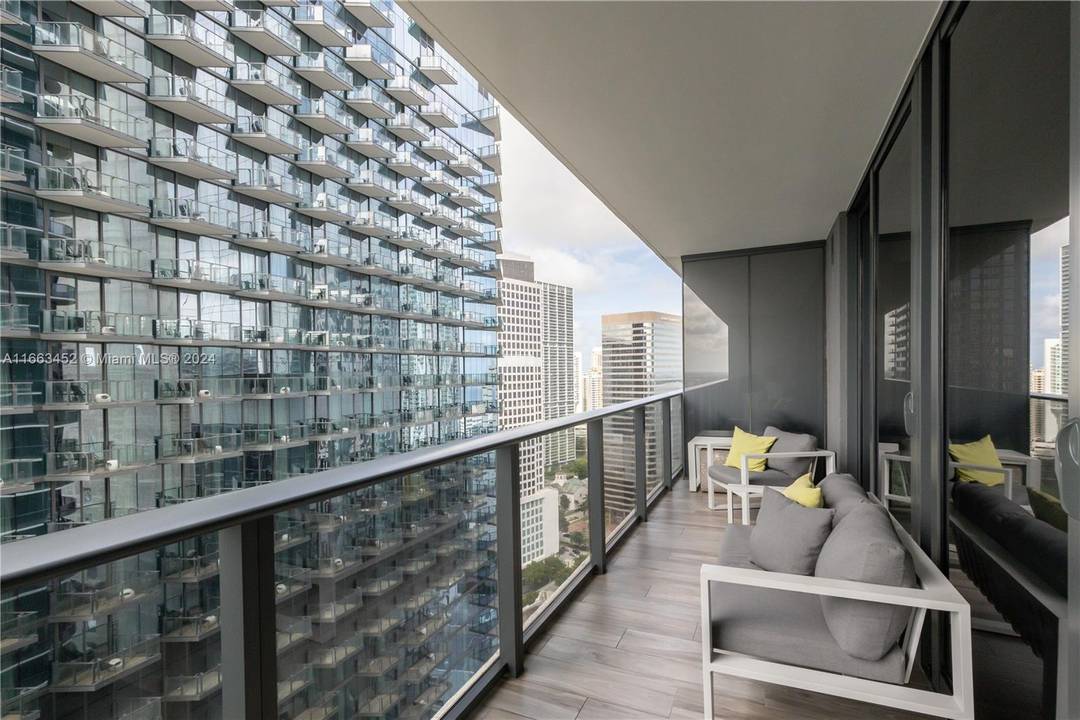 Discover luxury living in this immaculate 1 bedroom Den apartment at SLS Lux, Brickell s most sought after premier building.