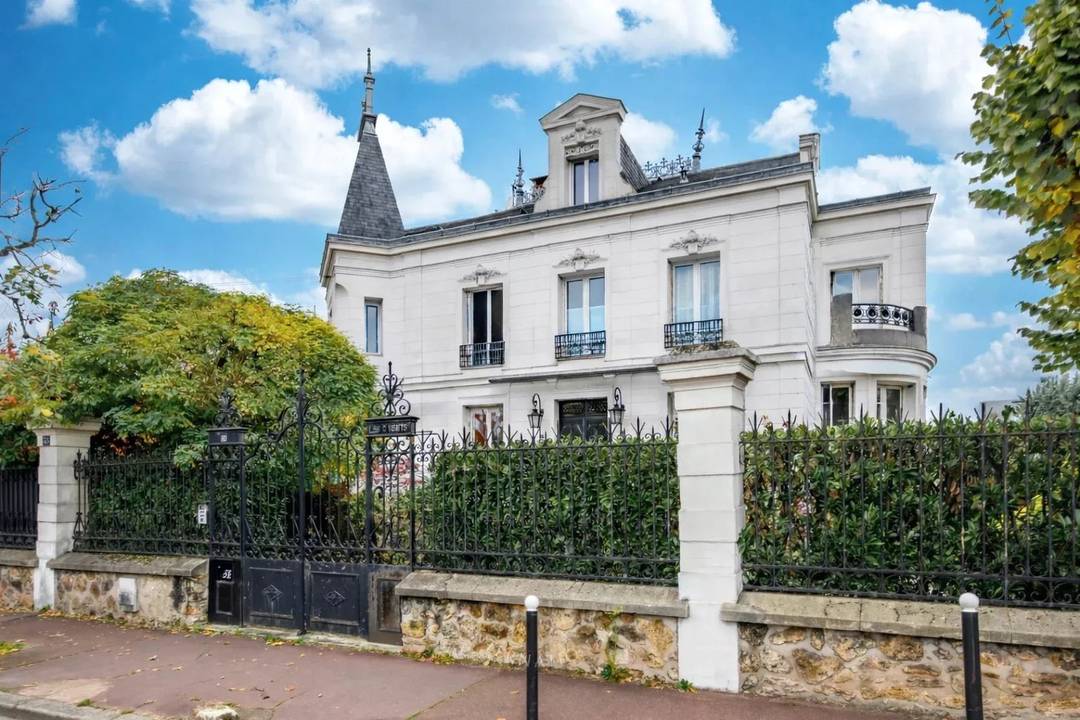 Demeure aux allures de petit château – La Varenne Saint-Hilaire