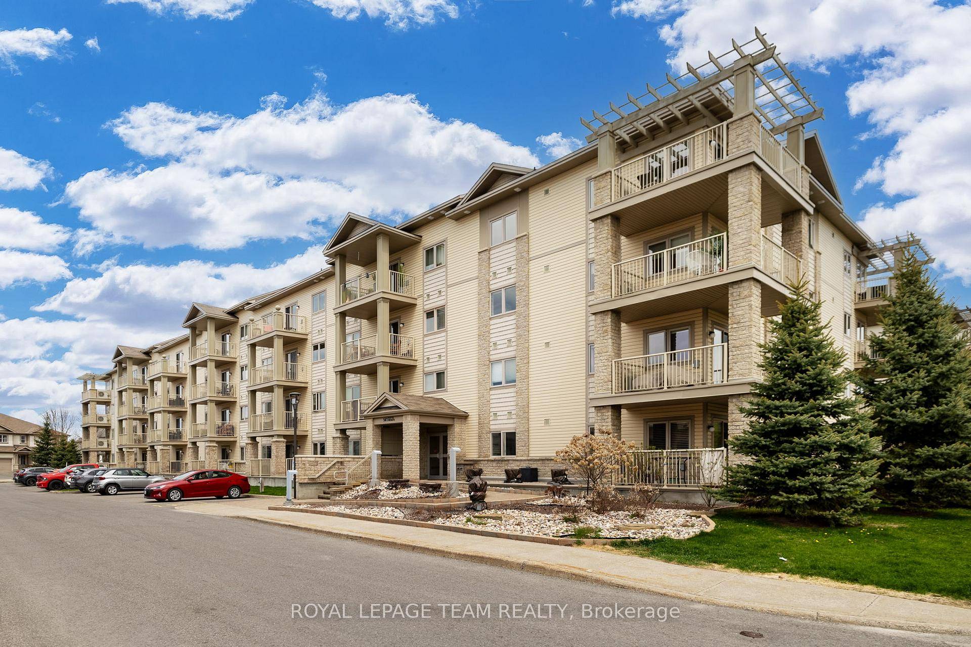 Welcome to this exceptional 3rd floor corner unit in the sought after community of Notting Hill South !